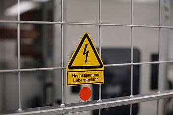Schild mit Aufschrift "Hochspannung, Lebensgefahr"